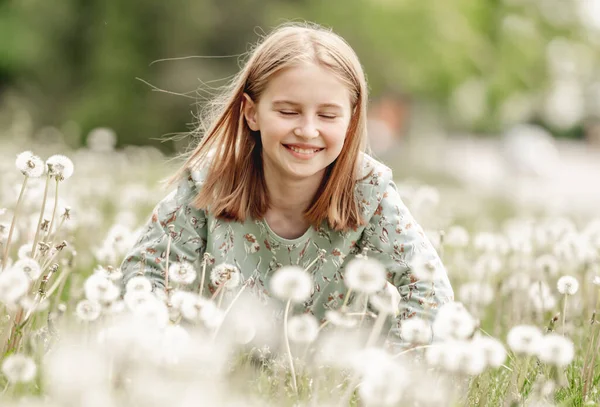 Little girl at nature — Stock Photo, Image