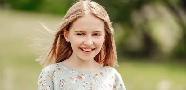 Niña en la naturaleza — Foto de Stock