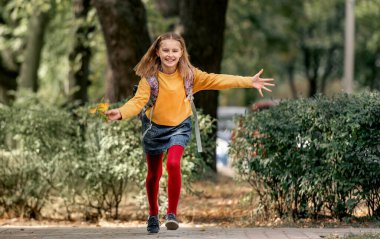 Sırt çantalı liseli kız.