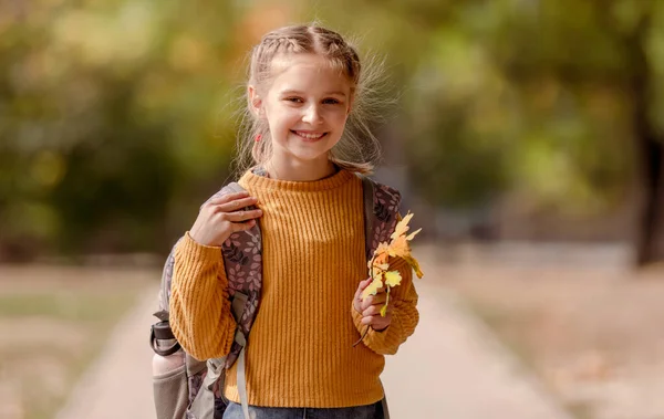 Девочка-подросток с рюкзаком — стоковое фото