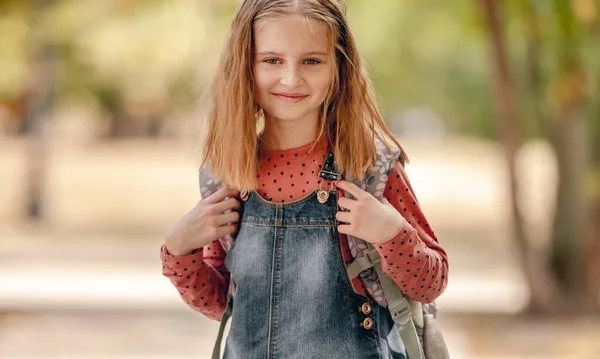 Preteen schulmädchen mit rucksack — Stockfoto