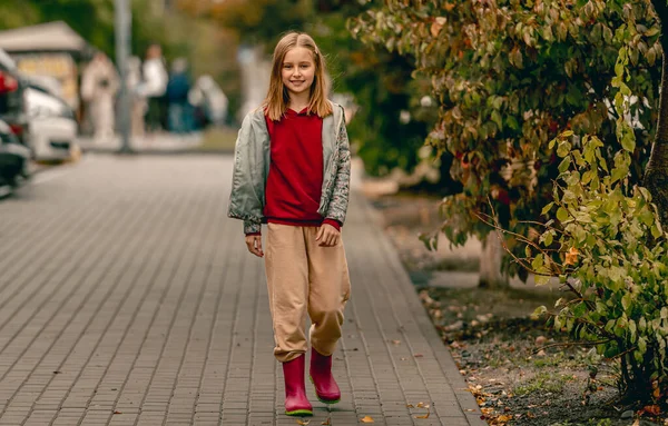 Retrato de otoño niña preadolescente — Foto de Stock