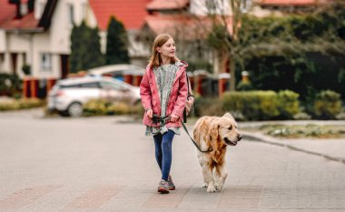 Kız ve golden retriever köpeği