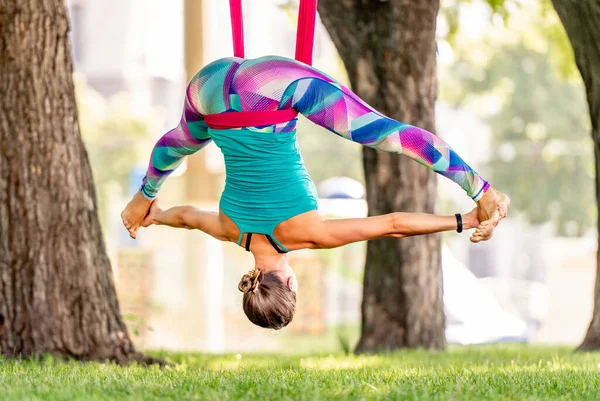 Kız sinek yogası yapıyor. — Stok fotoğraf