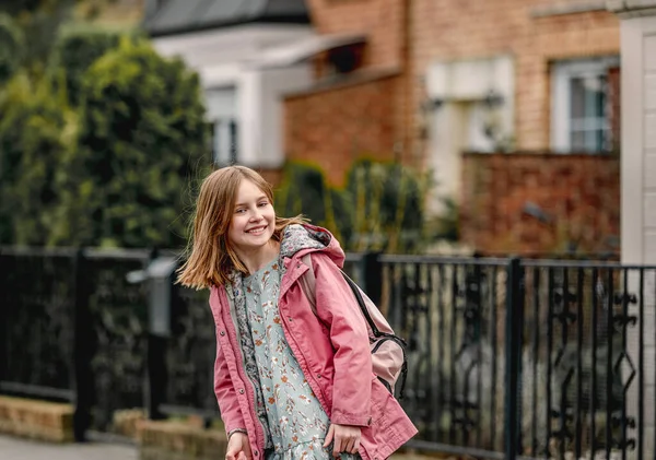 Colegiala caminando por la calle — Foto de Stock