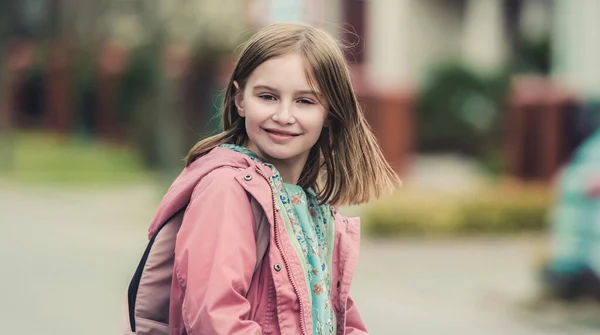 Skolflicka promenader på gatan — Stockfoto