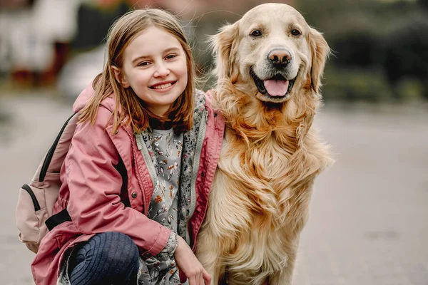 Meisje en golden retriever hond — Stockfoto