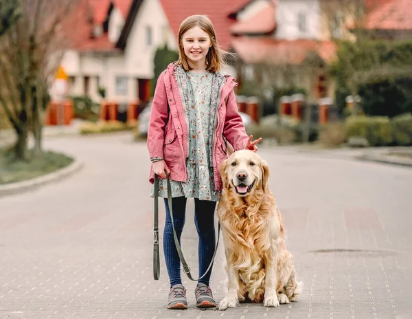 Girl and golden retriever dog — Stock Photo, Image