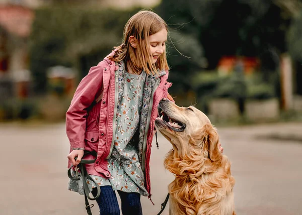 Dziewczyna i pies golden retriever — Zdjęcie stockowe
