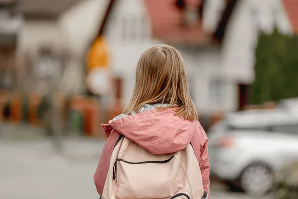 Schoolmeisje loopt op straat — Stockfoto