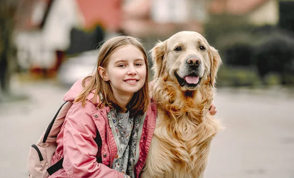 Meisje en golden retriever hond — Stockfoto