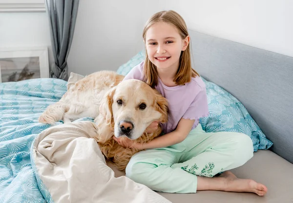 Klein meisje met golden retriever hond — Stockfoto