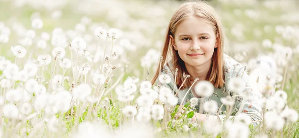 Kleines Mädchen in der Natur — Stockfoto