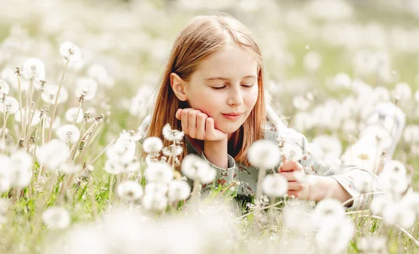 Liten flicka på natur — Stockfoto