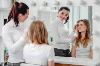 Kalıcı makyaj ustası ile istemci