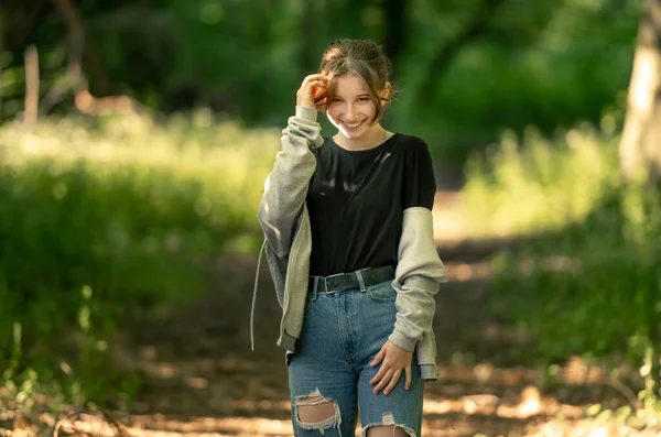 Pretty Girl Teenager Smiling Green Field Sunshine Outdoors Beautiful Young — Stock Photo, Image