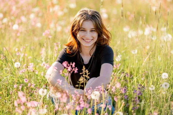 Söt Flicka Tonåring Sitter Fält Med Maskrosor Och Blommor Tittar — Stockfoto