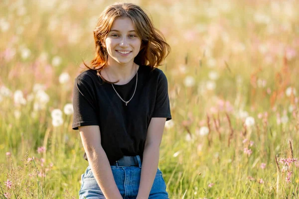 Csinos Tinédzser Lány Mezőn Pitypangokkal Mosolyog Szabadban Gyönyörű Fiatal Női — Stock Fotó