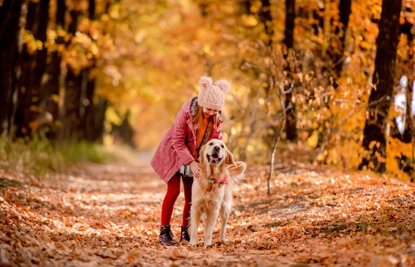 Nastoletnia Dziewczyna Pieszcząca Psa Golden Retriever Jesiennym Parku Uśmiechnięta Piękny — Zdjęcie stockowe