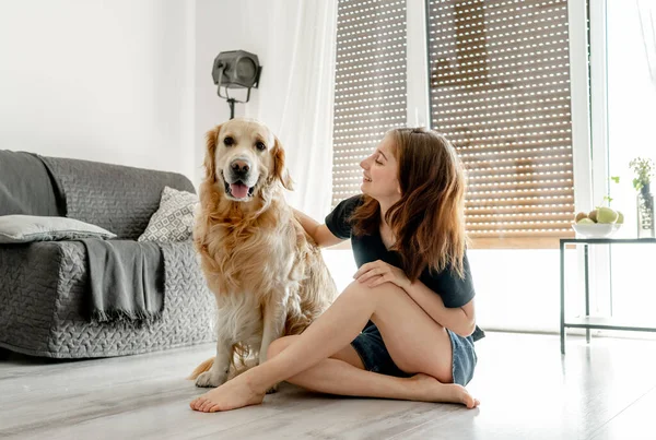 Linda Chica Con Perro Golden Retriever Sentada Suelo Casa Sonriendo — Foto de Stock