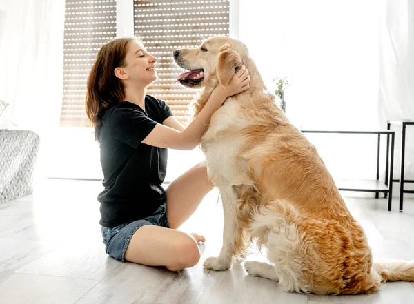 Golden Retriever Köpeği Olan Güzel Bir Kız Evde Yerde Oturuyor — Stok fotoğraf