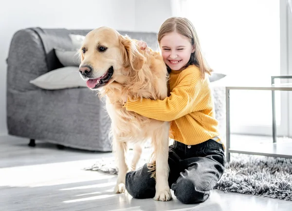 Chica Preadolescente Abrazando Perro Golden Retriever Sentado Suelo Sonriendo Niño — Foto de Stock