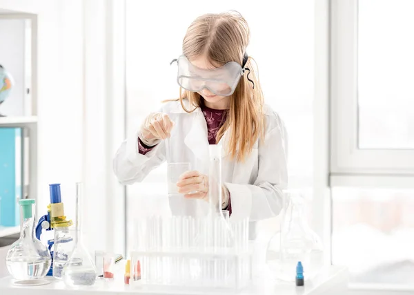 Chica Haciendo Experimento Química Científica Usando Gafas Protección Colegiala Con — Foto de Stock