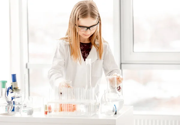Chica Inteligente Haciendo Experimento Química Científica Usando Gafas Protección Colegiala — Foto de Stock