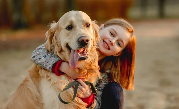 Ragazza Preadolescente Con Cane Golden Retriever Seduto Nel Parco Nella — Foto Stock