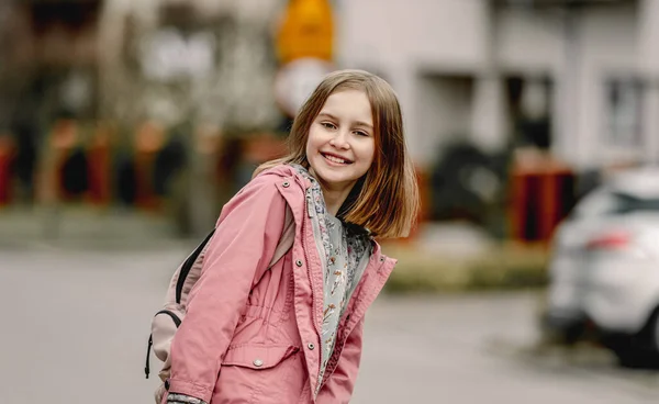 Schoolmeisje Met Rugzak Loopt Straat Peuter Kind Poseren Buiten College — Stockfoto