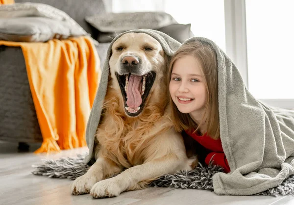 Χαρούμενο Κοριτσάκι Ξαπλώνει Σκυλί Του Γκόλντεν Ριτρίβερ Κάτω Από Καρό — Φωτογραφία Αρχείου