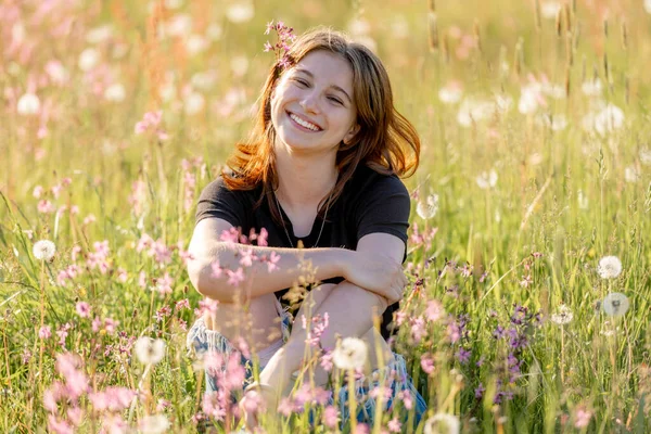 Mooi Meisje Tiener Zitten Het Veld Met Paardebloemen Bloemen Kijken — Stockfoto