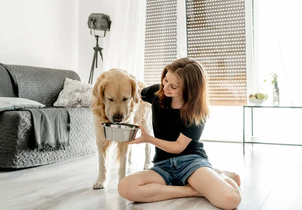 Mooi Meisje Met Gouden Retriever Hond Die Thuis Vloer Zit — Stockfoto