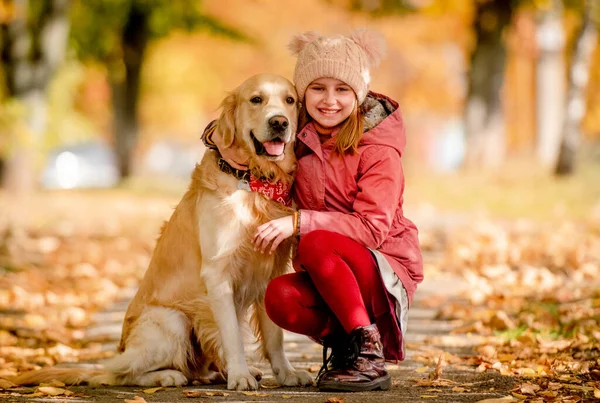 Niño Preadolescente Con Perro Golden Retriever Sentado Parque Otoño Abrazando —  Fotos de Stock