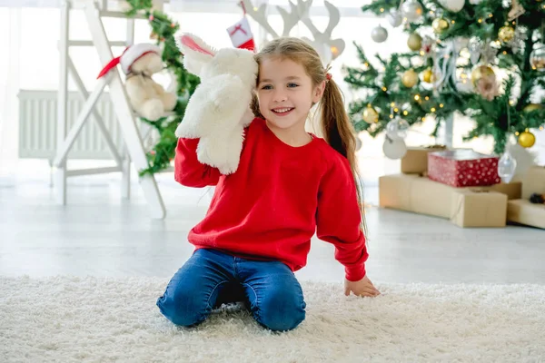 Barnflicka Juletid Sitter Matta Rummet Med Dekorerade Träd Och Presenter — Stockfoto