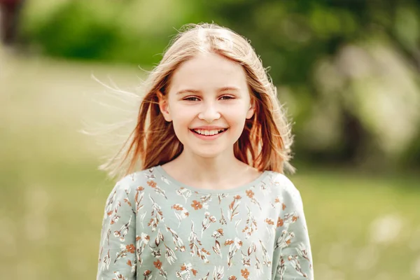 Κοριτσάκι Χαμογελάει Ηλιόλουστη Ανοιξιάτικη Μέρα Εξωτερικούς Χώρους Πορτρέτο Χαριτωμένο Παιδί — Φωτογραφία Αρχείου
