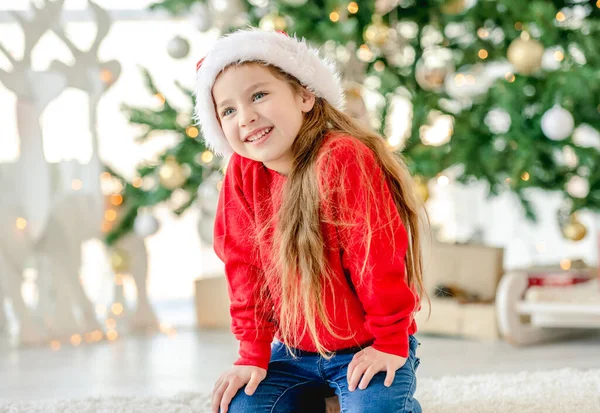 Κοριτσάκι Παιδί Φορώντας Σάντα Καπέλο Κατά Διάρκεια Των Χριστουγέννων Κάθεται — Φωτογραφία Αρχείου