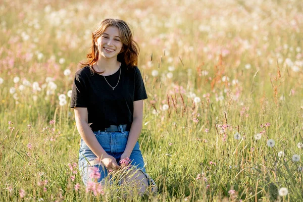 Pretty Girl Teenager Field Holding Flowers Smiling Outdoors Beautiful Young — Stock Photo, Image