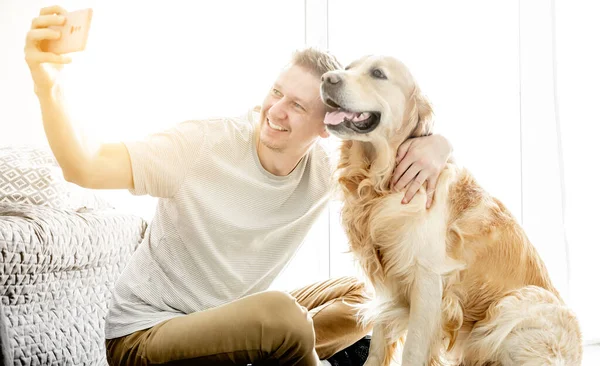 Joven Guapo Con Perro Golden Retriever Toma Una Selfie Una —  Fotos de Stock