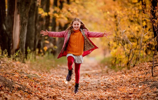 Hsppy Meisje Kind Rennen Springen Herfst Park Met Gele Bomen — Stockfoto