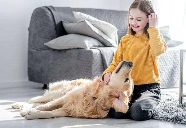 Kleutermeisje Speelt Met Golden Retriever Hond Zittend Vloer Mooi Kind — Stockfoto