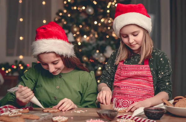 Mutlu Kız Arkadaşlar Noel Ağacının Yanında Birbirlerine Zencefilli Ekmek Gösteriyorlar — Stok fotoğraf