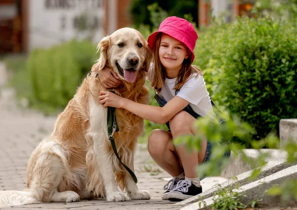 Küçük Kız Şapka Takıyor Golden Retriever Köpeğini Kucaklıyor Yazın Dışarıda — Stok fotoğraf