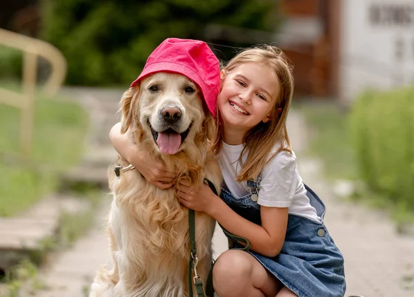 Küçük Kız Şapka Takıyor Golden Retriever Köpeğini Kucaklıyor Yazın Dışarıda — Stok fotoğraf
