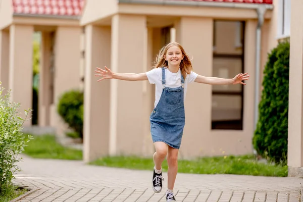 Счастливая Девочка Подросток Джинсовом Платье Городе Летом Наслаждаясь Погодой Красивая — стоковое фото