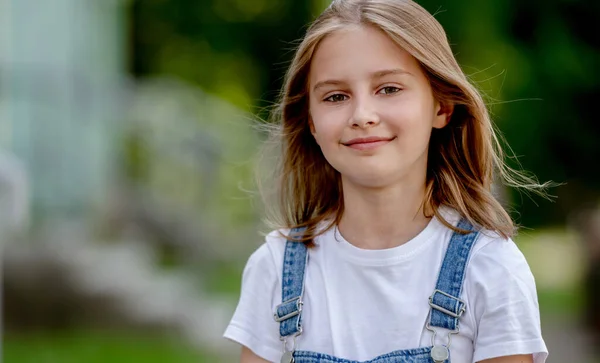 Beautiful Preteen Girl City Summertime Closeup Portrait Pretty Female Kid — Stockfoto