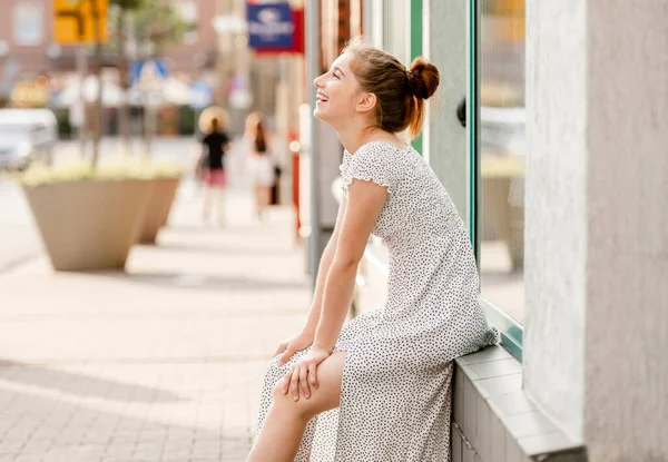 Hermosa Chica Vestido Sentado Calle Ciudad Mirando Cielo Día Soleado — Foto de Stock