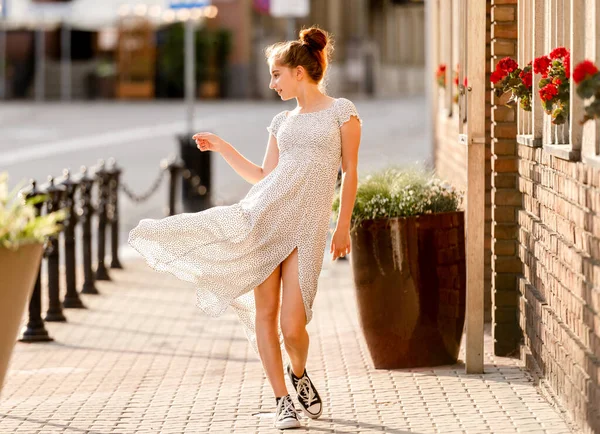 Hermosa Chica Vestido Largo Caminando Por Calle Ciudad Con Arquitectura —  Fotos de Stock