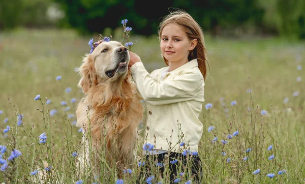 美しい十代の少女の肖像画黄金の取得犬をペッティングし 屋外で彼を見て 夏の時間に畑に犬のペットと子供 — ストック写真