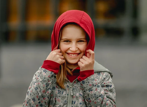 Ragazza Preadolescente Che Indossa Cappuccio Strada Autunno Graziosa Femmina Bambino — Foto Stock